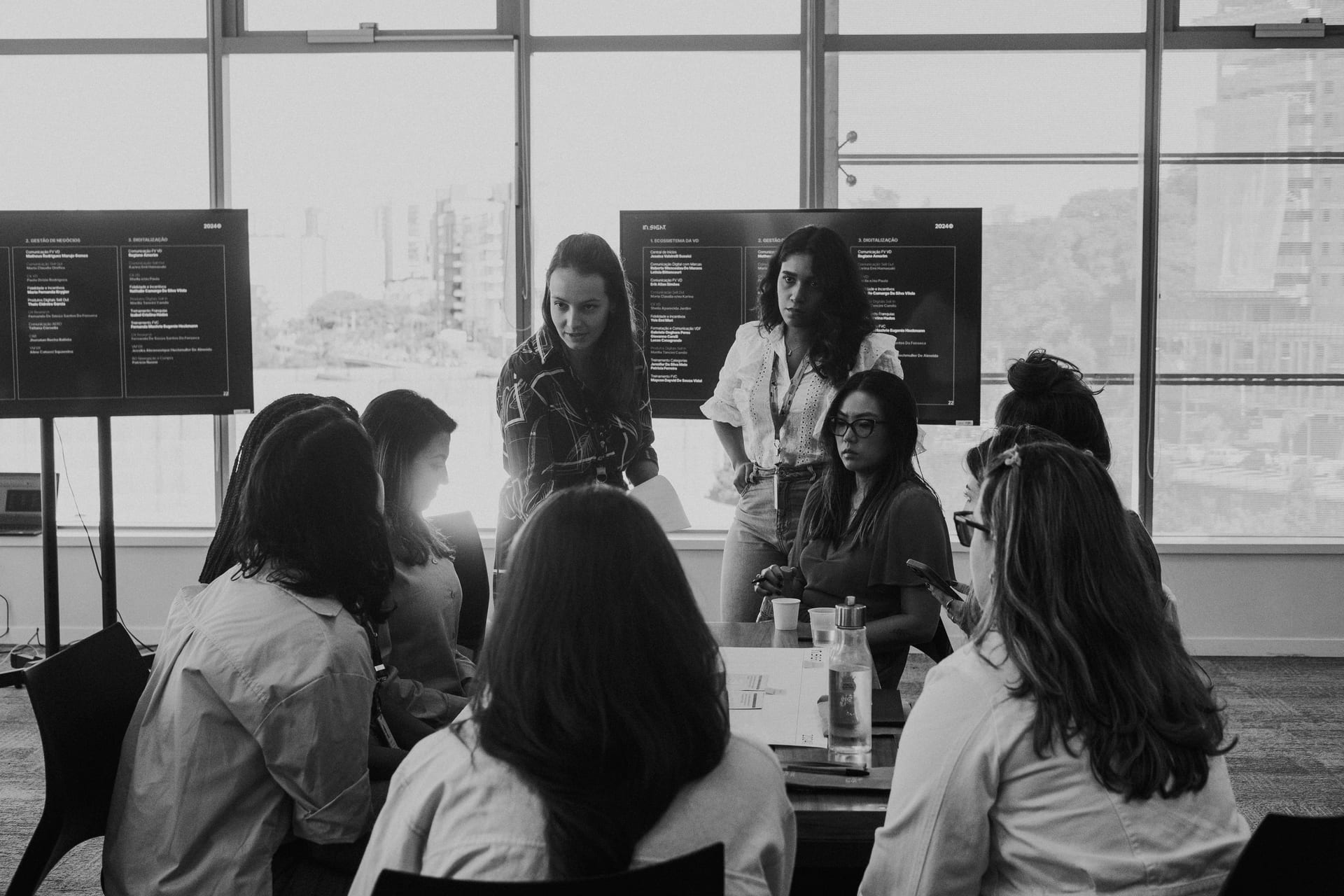Mural de análise sistêmica relacionando fatores de formação, remuneração, trabalho remoto e cultura tech